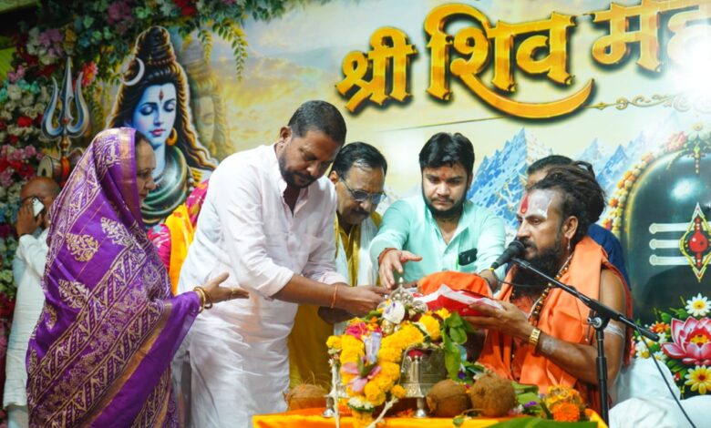 सिवनी में शिव महापुराण कथा के समापन अवसर पर श्रद्धालु और विधायक दिनेश राय मुनमुन