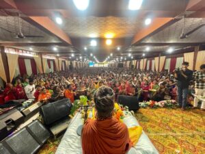 सिवनी में शिव महापुराण कथा के समापन अवसर पर श्रद्धालु और विधायक दिनेश राय मुनमुन