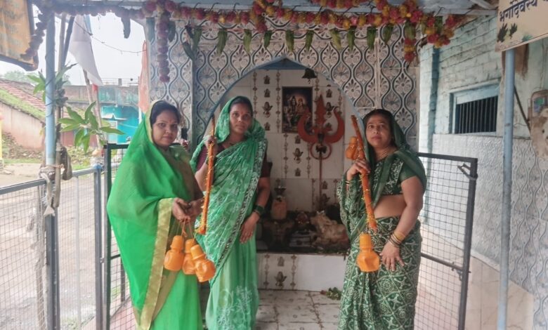 हर्रई में महिला मंडल की कावड़ यात्रा और शिव मंदिर में जलाभिषेक