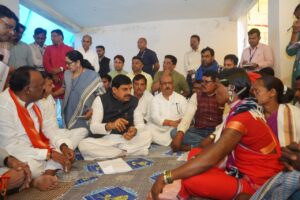 बोंदारी में ग्रामीणों के बीच जमीन पर बैठकर संवाद करते मुख्यमंत्री मोहन यादव