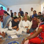 नक्सलवाद से निपटकर विकास की राह पर बालाघाट, जनजातीय अंचल में पहुंचे CM मोहन यादव | Dainik Yashonnati जनविश्वास अभियान के तहत बालाघाट के कोरका-बोंदारी में ग्रामीणों से संवाद करते मुख्यमंत्री डॉ. मोहन यादव