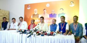 ओरछा में भाजपा प्रदेश कार्यसमिति बैठक के मीडिया सेंटर में राहुल कोठारी की प्रेस-ब्रीफिंग