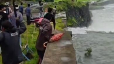 मंडला में बढ़ते नर्मदा जलस्तर के बीच निचली बस्ती से लोगों का रेस्क्यू