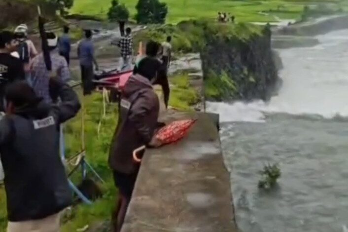 मंडला में बढ़ते नर्मदा जलस्तर के बीच निचली बस्ती से लोगों का रेस्क्यू