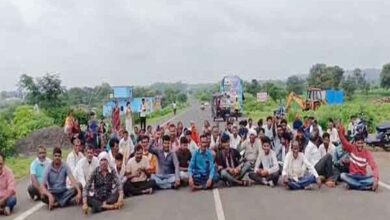 अमरवाड़ा में यूरिया की मांग को लेकर प्रदर्शन करते किसान