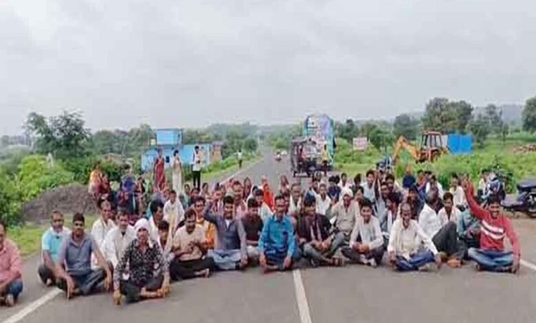 अमरवाड़ा में यूरिया की मांग को लेकर प्रदर्शन करते किसान