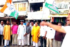 Congress workers celebrating Datia by election victory in Chhindwara