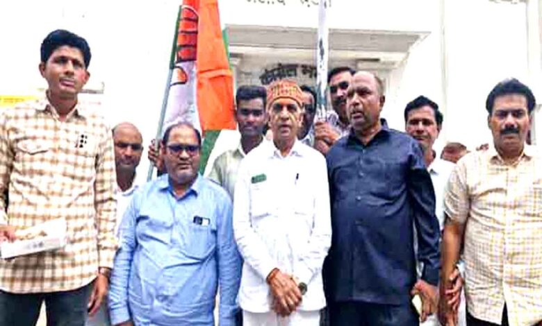 Congress workers celebrating Datia by election victory in Chhindwara