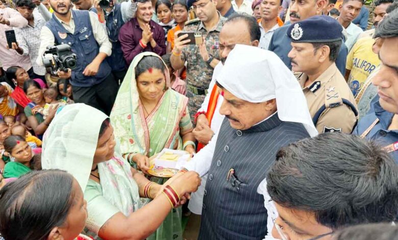 बोंदारी में ग्रामीणों के बीच जमीन पर बैठकर संवाद करते मुख्यमंत्री मोहन यादव