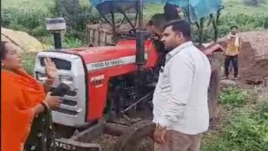 रेत माफियाओं ने पूर्व सरपंच पर ट्रैक्टर चढ़ाने का किया प्रयास, वीडियो वायरल | Dainik Yashonnati चांद में पूर्व सरपंच पर ट्रैक्टर चढ़ाने के प्रयास का वायरल वीडियो