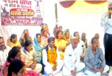 6 महीने से पेंशन नहीं मिली तो कांग्रेस का हल्लाबोल, चांदामेटा अध्यक्ष बैठे अनशन पर; बुजुर्गों के हक की उठाई आवाज | Dainik Yashonnati चांदामेटा में पेंशन नहीं मिलने के विरोध में अनशन करते नगर परिषद अध्यक्ष गोविंद बिजोलिया