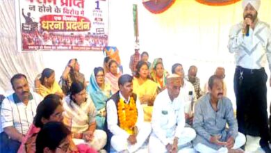 चांदामेटा में पेंशन नहीं मिलने के विरोध में अनशन करते नगर परिषद अध्यक्ष गोविंद बिजोलिया