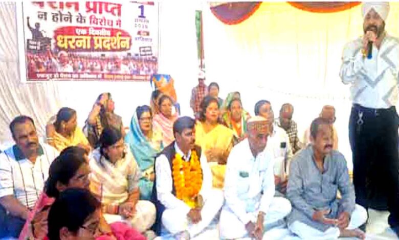चांदामेटा में पेंशन नहीं मिलने के विरोध में अनशन करते नगर परिषद अध्यक्ष गोविंद बिजोलिया