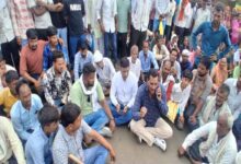 चौरई डबल लॉक गोदाम के सामने खाद की मांग को लेकर सड़क पर बैठे किसान और कांग्रेस जनप्रतिनिधि