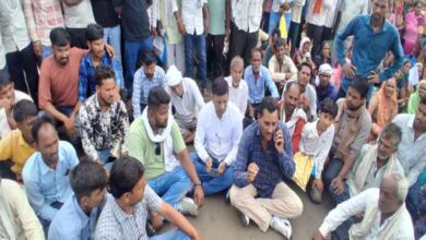चौरई डबल लॉक गोदाम के सामने खाद की मांग को लेकर सड़क पर बैठे किसान और कांग्रेस जनप्रतिनिधि