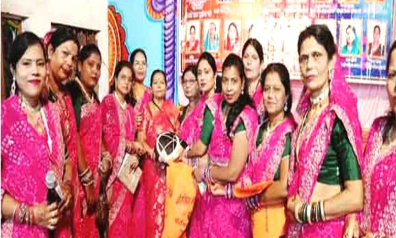 चौरसिया दिवस पर बुजुर्गों और प्रतिभाओं का सम्मान करती महिला समिति छिंदवाड़ा