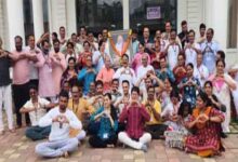छिंदवाड़ा में आर्ट ऑफ लिविंग योग ध्यान शिविर के दौरान साधना करते साधक