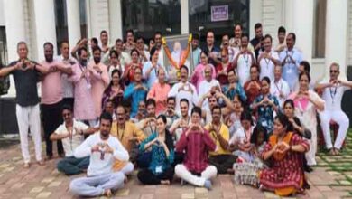 छिंदवाड़ा में आर्ट ऑफ लिविंग योग ध्यान शिविर के दौरान साधना करते साधक