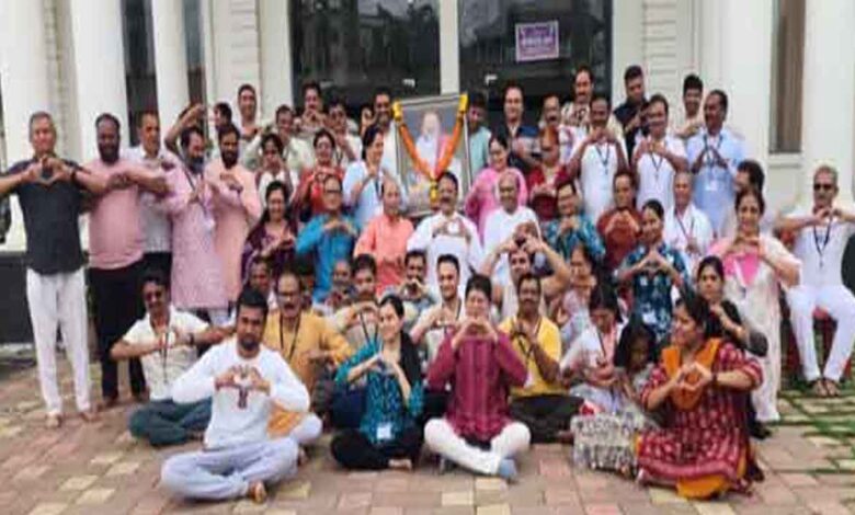 छिंदवाड़ा में आर्ट ऑफ लिविंग योग ध्यान शिविर के दौरान साधना करते साधक