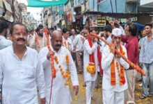 छिंदवाड़ा में मां नर्मदा का जल लेकर कांवड़ यात्रा निकालते कांग्रेसजन