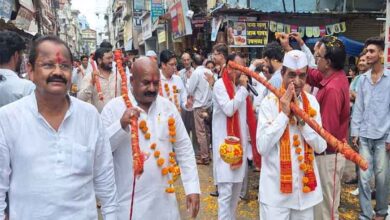 कांधों पर कांवड़, कांवड़ में मां नर्मदा का पवित्र जल लेकर निकले कांग्रेसजन | Dainik Yashonnati छिंदवाड़ा में मां नर्मदा का जल लेकर कांवड़ यात्रा निकालते कांग्रेसजन