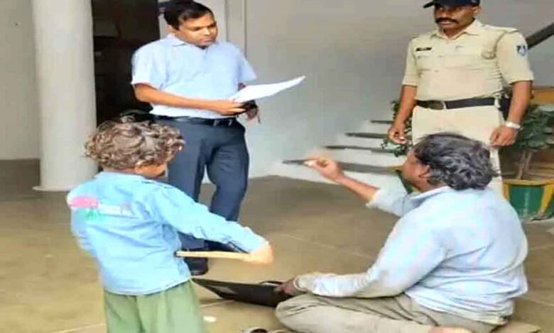 दिव्यांग युवक की समस्या सुनने नीचे पहुंचे छिंदवाड़ा कलेक्टर हरेंद्र नारायण