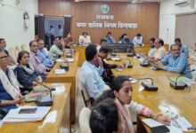 छिंदवाड़ा नगर निगम की समय-सीमा बैठक की अध्यक्षता करते आयुक्त चंद्र प्रकाश राय