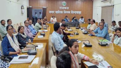 छिंदवाड़ा नगर निगम की समय-सीमा बैठक की अध्यक्षता करते आयुक्त चंद्र प्रकाश राय