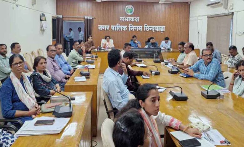 छिंदवाड़ा नगर निगम की समय-सीमा बैठक की अध्यक्षता करते आयुक्त चंद्र प्रकाश राय