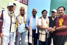 छिंदवाड़ा में राष्ट्रीय खेल दिवस पर बैडमिंटन मैच में भाग लेते खिलाड़ी