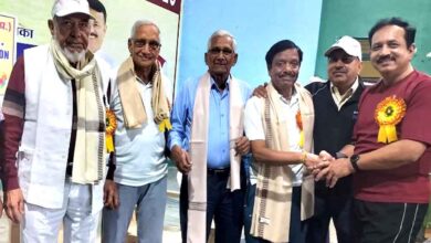 छिंदवाड़ा में राष्ट्रीय खेल दिवस पर बैडमिंटन मैच में भाग लेते खिलाड़ी