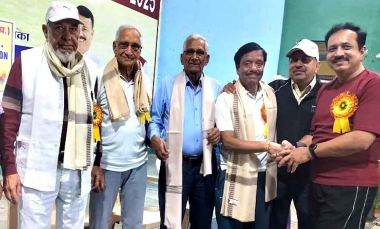 छिंदवाड़ा में राष्ट्रीय खेल दिवस पर बैडमिंटन मैच में भाग लेते खिलाड़ी