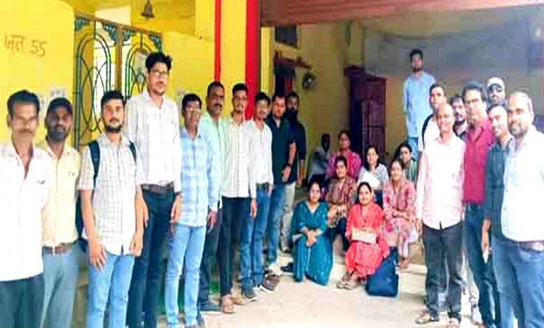5 सूत्रीय मांगों को लेकर पटवारियों की अनिश्चितकालीन कलमबंद हड़ताल शुरू, छिंदवाड़ा में राजस्व कार्य प्रभावित | Dainik Yashonnati छिंदवाड़ा में पटवारियों की अनिश्चितकालीन कलमबंद हड़ताल