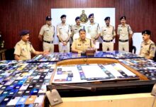 छिंदवाड़ा पुलिस द्वारा बरामद 501 गुम मोबाइल फोन उनके मालिकों को सौंपते पुलिस अधिकारी
