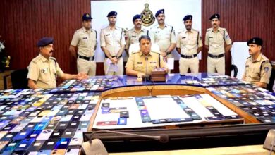 छिंदवाड़ा पुलिस द्वारा बरामद 501 गुम मोबाइल फोन उनके मालिकों को सौंपते पुलिस अधिकारी