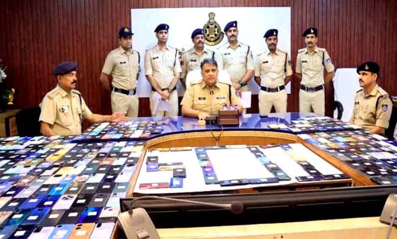 छिंदवाड़ा पुलिस द्वारा बरामद 501 गुम मोबाइल फोन उनके मालिकों को सौंपते पुलिस अधिकारी