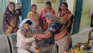 छिंदवाड़ा में पुलिसकर्मियों की कलाई पर बंधा रक्षा सूत्र