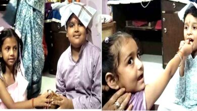 हर्षोल्लास से मना रक्षाबंधन पर्व, बहनों ने भाइयों की कलाई पर बांधा रक्षा सूत्र | Dainik Yashonnati छिंदवाड़ा में रक्षाबंधन पर पुलिसकर्मियों को रक्षा सूत्र बांधती महिलाएं