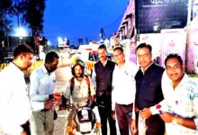 टीआरएसएफ और यातायात पुलिस द्वारा हेलमेट पहनने वाले वाहन चालकों को गुलाब और पेन भेंट करते हुए