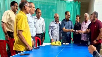 जिला टेबल टेनिस चैंपियनशिप के लिए संघ ने दिए दो नए टेबल | Dainik Yashonnati छिंदवाड़ा जिला टेबल टेनिस संघ की बैठक में नए टेबल प्रदान करते पदाधिकारी