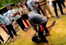 परासिया में कथित तार चोरी के आरोपियों का जुलूस और मारपीट का वायरल वीडियो