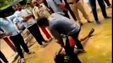परासिया में कथित तार चोरी के आरोपियों का जुलूस और मारपीट का वायरल वीडियो