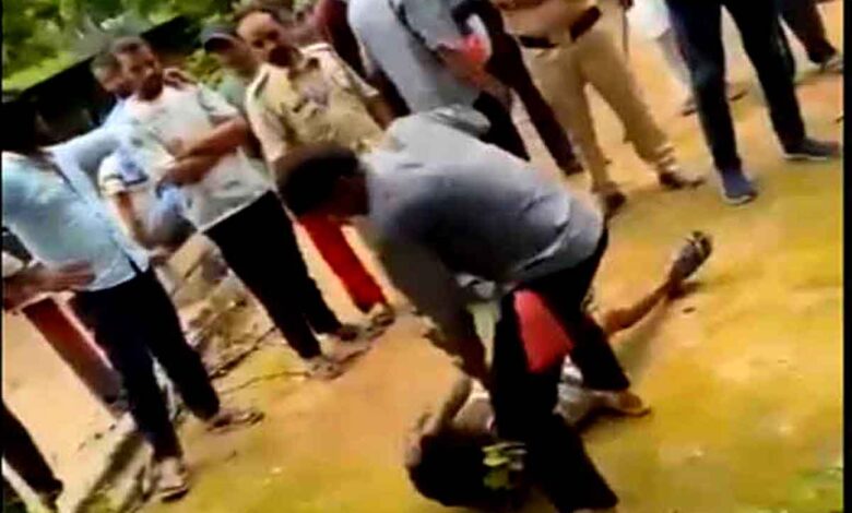 परासिया में कथित तार चोरी के आरोपियों का जुलूस और मारपीट का वायरल वीडियो