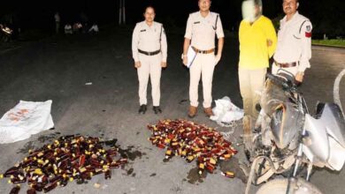 सिवनी के शराब तस्कर चौरई में धराए, 62.28 लीटर शराब और दुपहिया वाहन जब्त | Dainik Yashonnati चौरई में आबकारी विभाग द्वारा जब्त देशी विदेशी शराब और दुपहिया वाहन