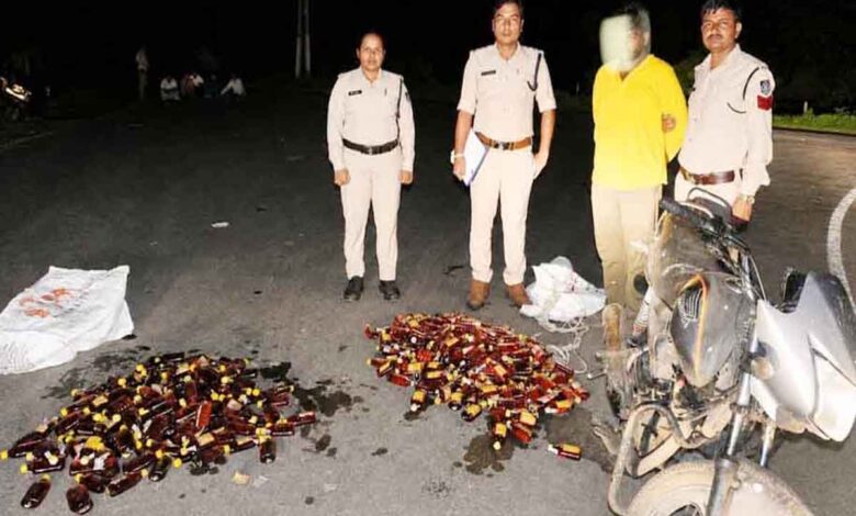 चौरई में आबकारी विभाग द्वारा जब्त देशी विदेशी शराब और दुपहिया वाहन