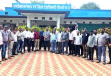 ब्लैकमेलिंग का माध्यम बन रही है" "सीएम हेल्पलाइन 181 - पंचायत संगठनों का आरोप, 1969 शिकायतों की निष्पक्ष जांच की मांग | Dainik Yashonnati सीएम हेल्पलाइन 181 के कथित दुरुपयोग के विरोध में ज्ञापन सौंपते कुरई के सरपंच, पंचायत सचिव और ग्राम रोजगार सहायक संगठन के पदाधिकारी