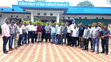 ब्लैकमेलिंग का माध्यम बन रही है" "सीएम हेल्पलाइन 181 - पंचायत संगठनों का आरोप, 1969 शिकायतों की निष्पक्ष जांच की मांग | Dainik Yashonnati सीएम हेल्पलाइन 181 के कथित दुरुपयोग के विरोध में ज्ञापन सौंपते कुरई के सरपंच, पंचायत सचिव और ग्राम रोजगार सहायक संगठन के पदाधिकारी