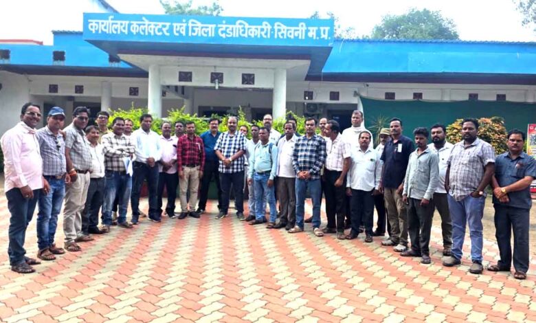 सीएम हेल्पलाइन 181 के कथित दुरुपयोग के विरोध में ज्ञापन सौंपते कुरई के सरपंच, पंचायत सचिव और ग्राम रोजगार सहायक संगठन के पदाधिकारी