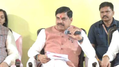 बड़वानी में मुख्यमंत्री जनविश्वास अभियान के दौरान अधिकारियों की समीक्षा करते CM मोहन यादव