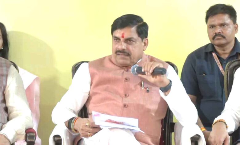 बड़वानी में मुख्यमंत्री जनविश्वास अभियान के दौरान अधिकारियों की समीक्षा करते CM मोहन यादव